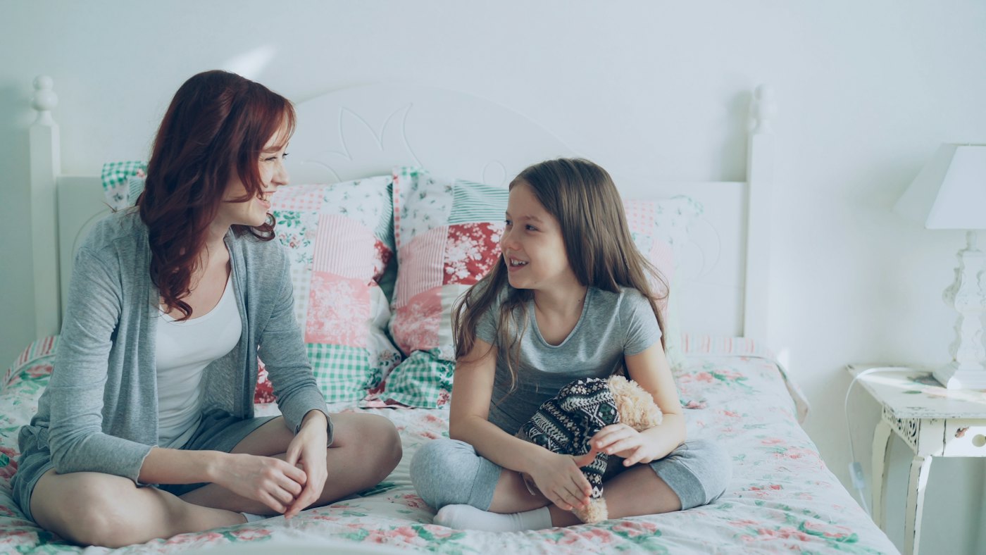 Eine Mutter und ihre Tochter unterhalten sich